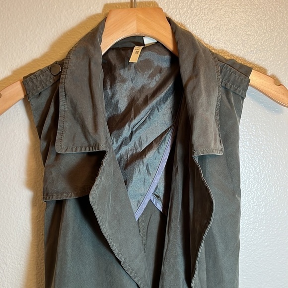 Miami Army Green Vest - Picture 2 of 13